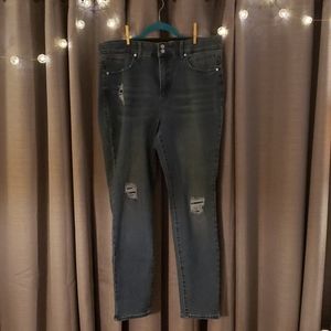 Distressed Seven7 Jeans